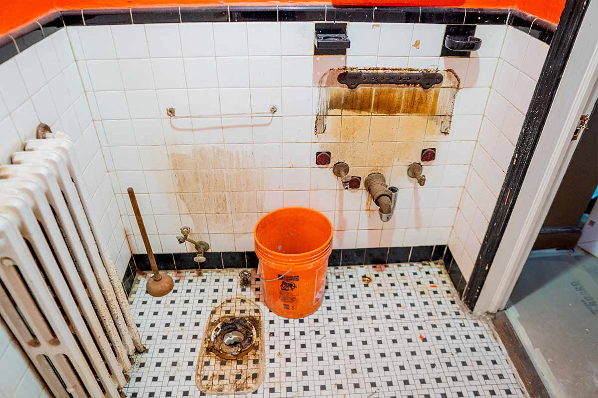 Outdated bathroom in an apartment located in Washington DC
